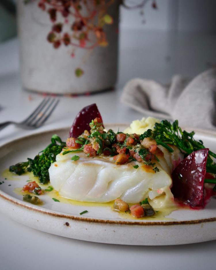 Skrei med potetmos, røbeter, og brunet smør med bacon og kapers