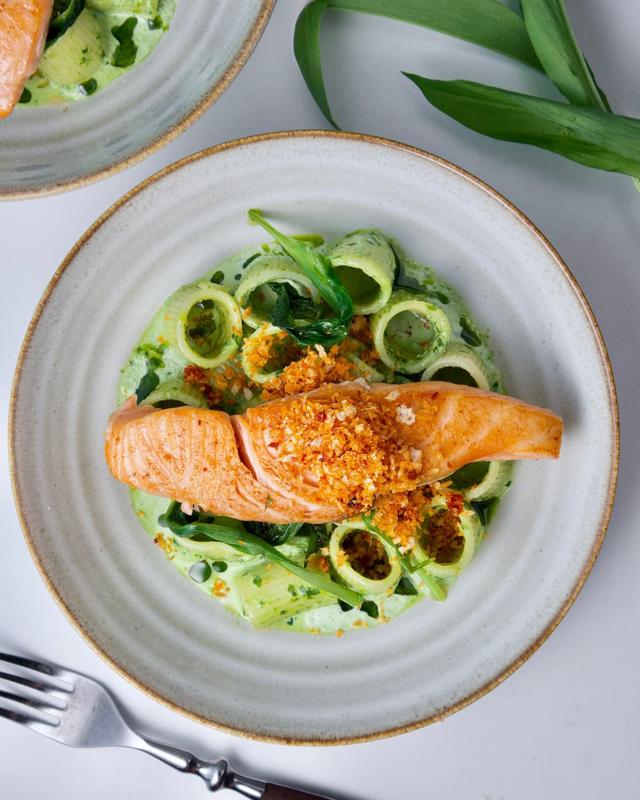 Kremet ramsløkpasta med stekt laks og ‘nduja krønsj