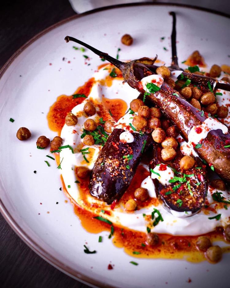 Ovnsbakt aubergine med tyrkisk yoghurt, harissasmør og sprø kikerter