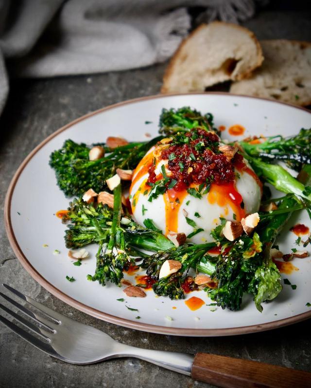 Burrata med ’Nduja, brokkolini og mandler