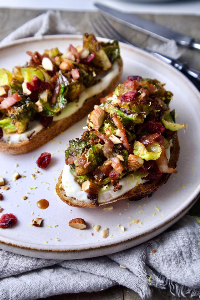 Blings med luftig kremost, sprøstekt rosenkål, bacon og tranebær