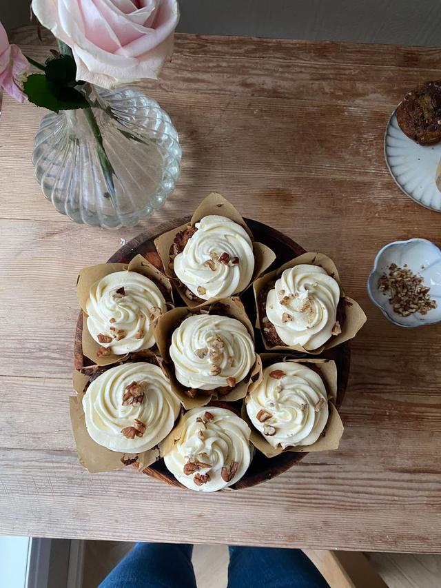 Banansjokolade pecanmuffins med kremostfrosting