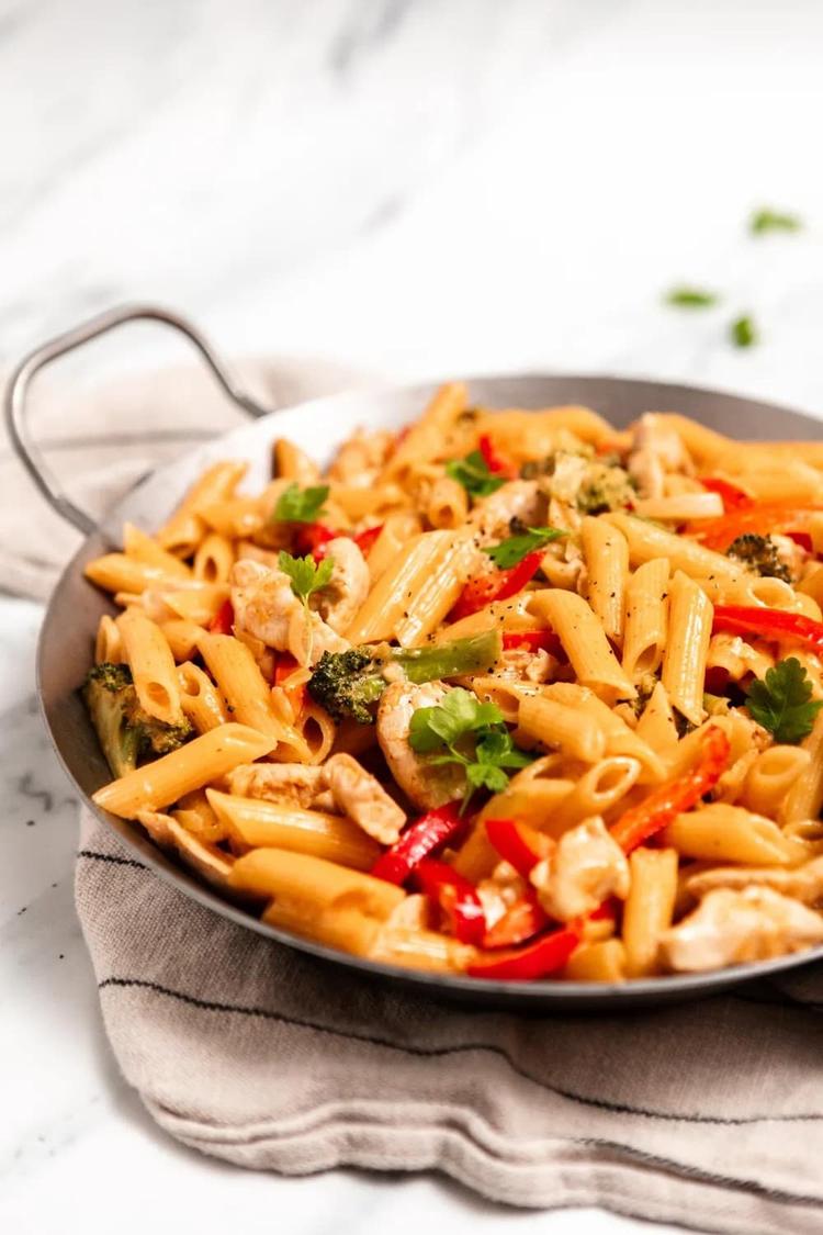 Pasta express med kremet currysaus