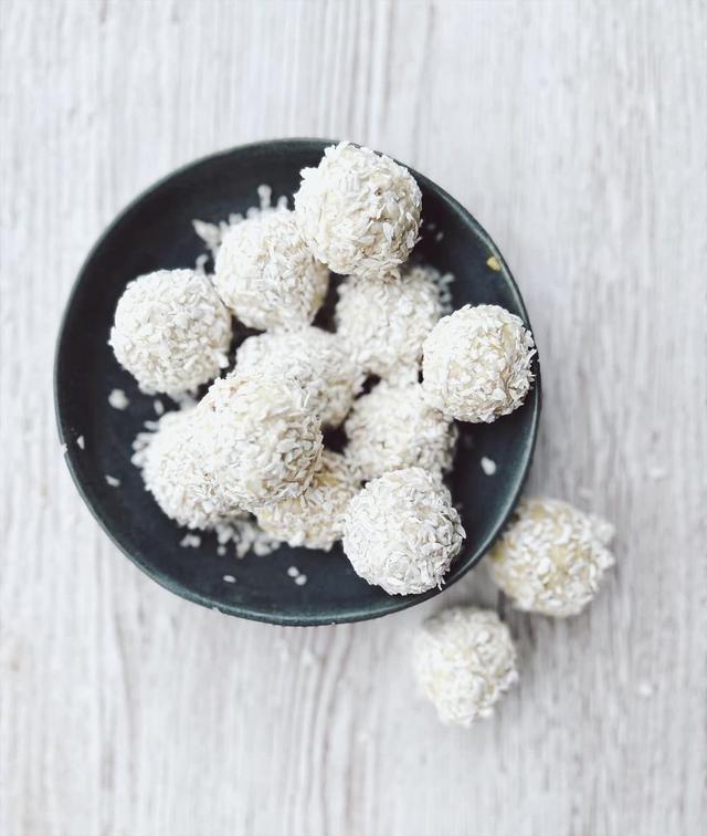 Raw Vegan Coconut Balls