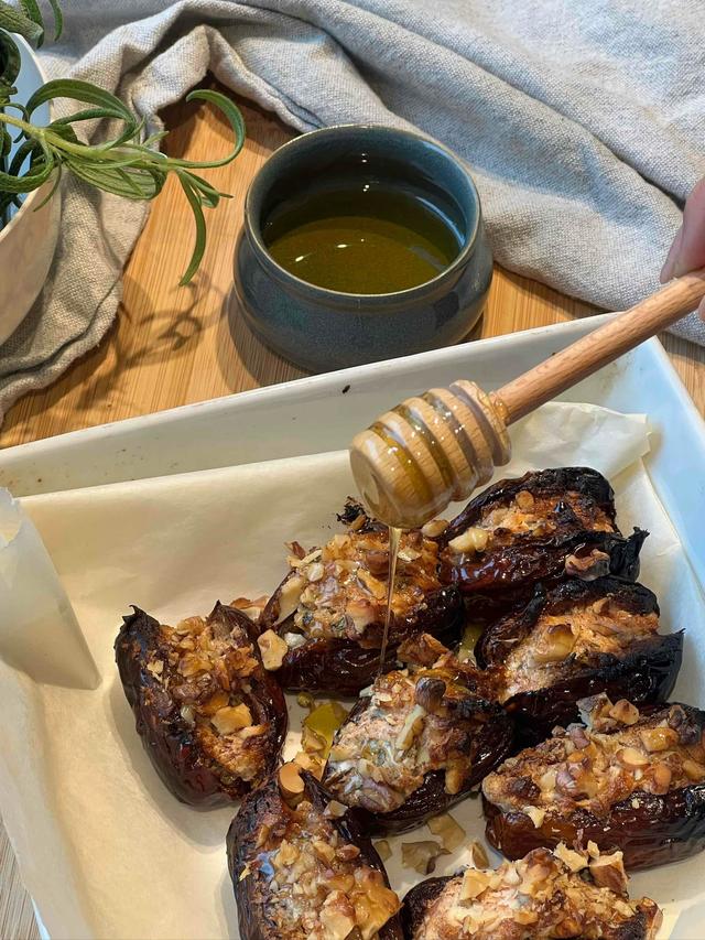 Fylte dadler med geitost, rosmarin og valnøtter