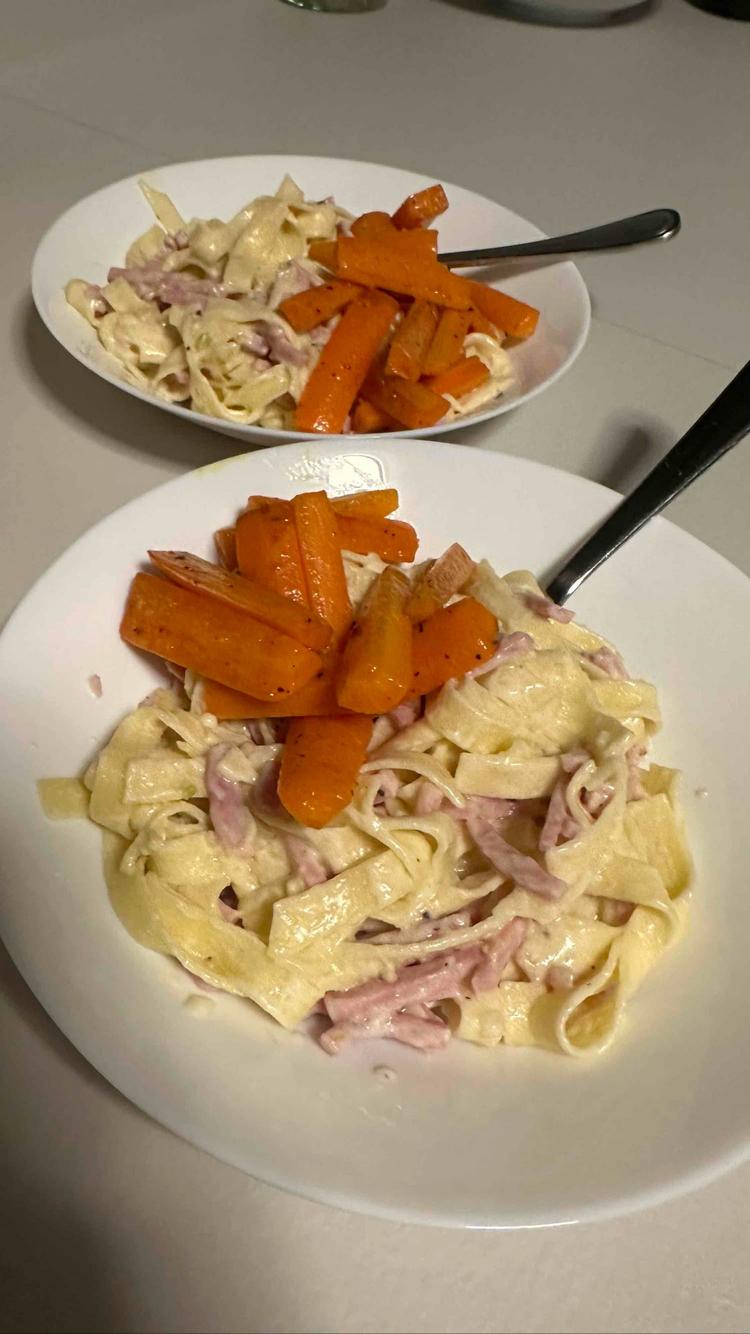 Pasta med blåmuggostsaus og gulerøtter