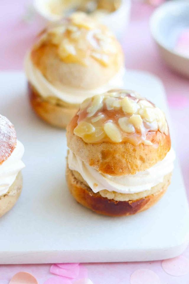 Fastelavensboller med marsipan- og kremfyll