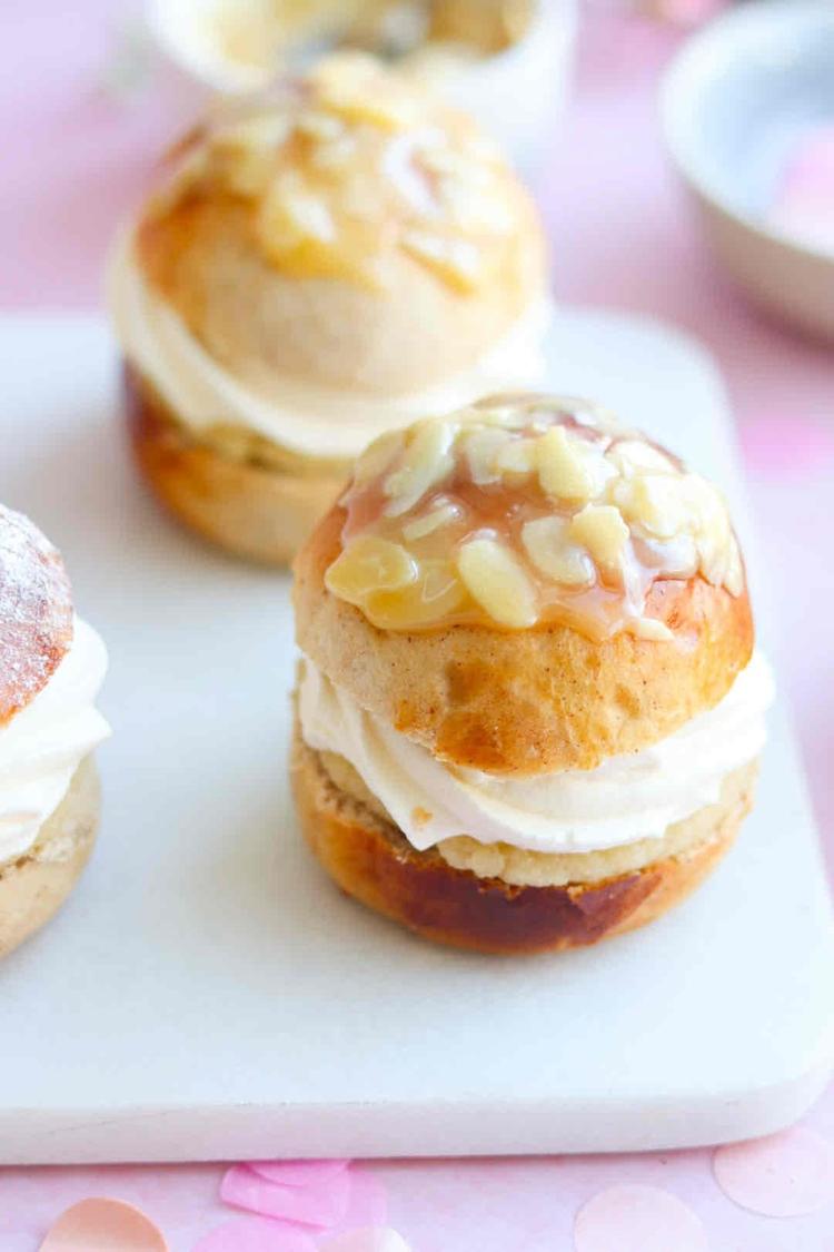 Fastelavensboller med marsipan- og kremfyll