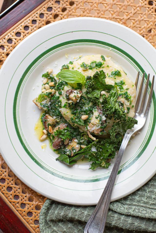 Stor gnocchi med scamorza, grønnkålpesto, grønnkålschips og sopp
