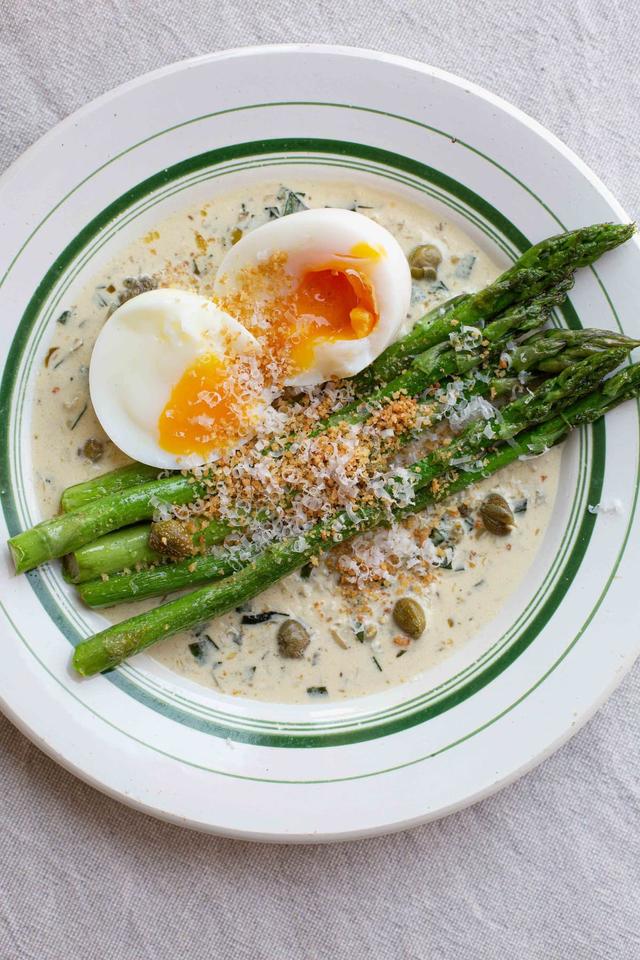 Asparges med kremet estragonsaus, sprø brødsmuler og bløtkokt egg