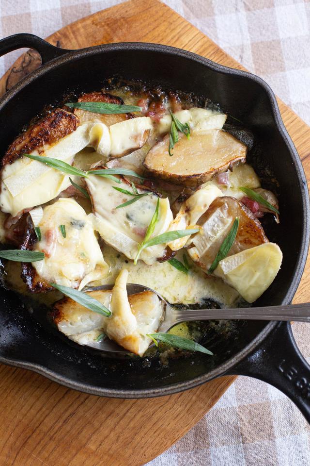 Bakt jordskokk med bacon og reblochon