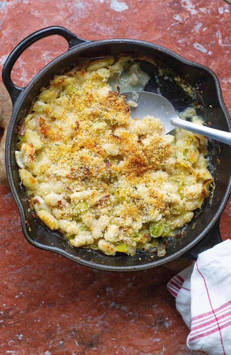 Gratinerte hvite bønner med comté, purreløk og sprø brødsmuler