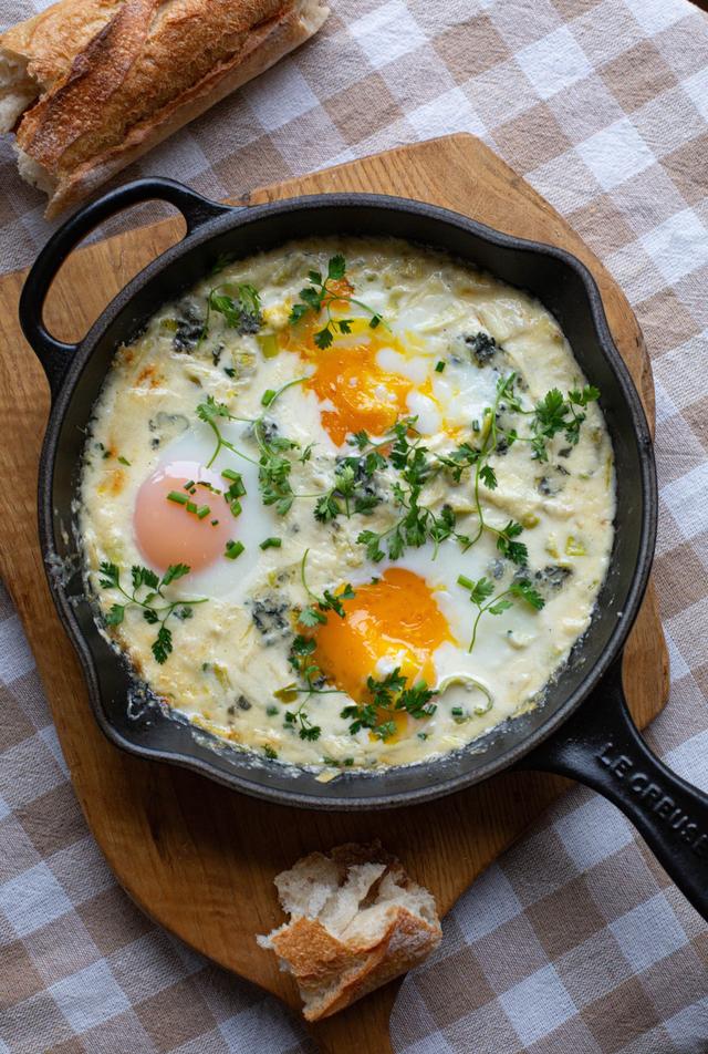 Bakte egg med purreløk, ost og urter