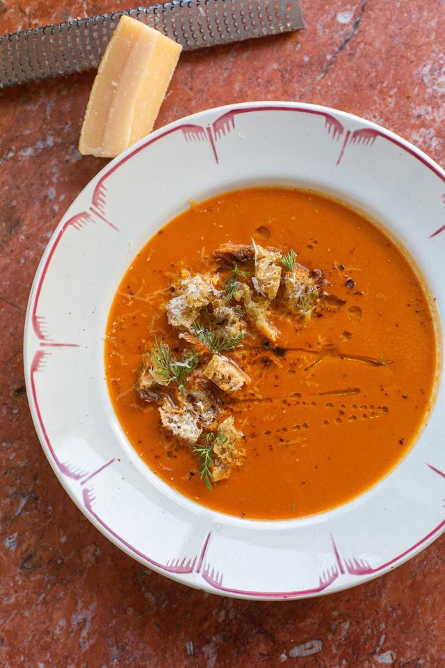 Tomatsuppe med gresskar, ingefær og sprø parmesankrutonger