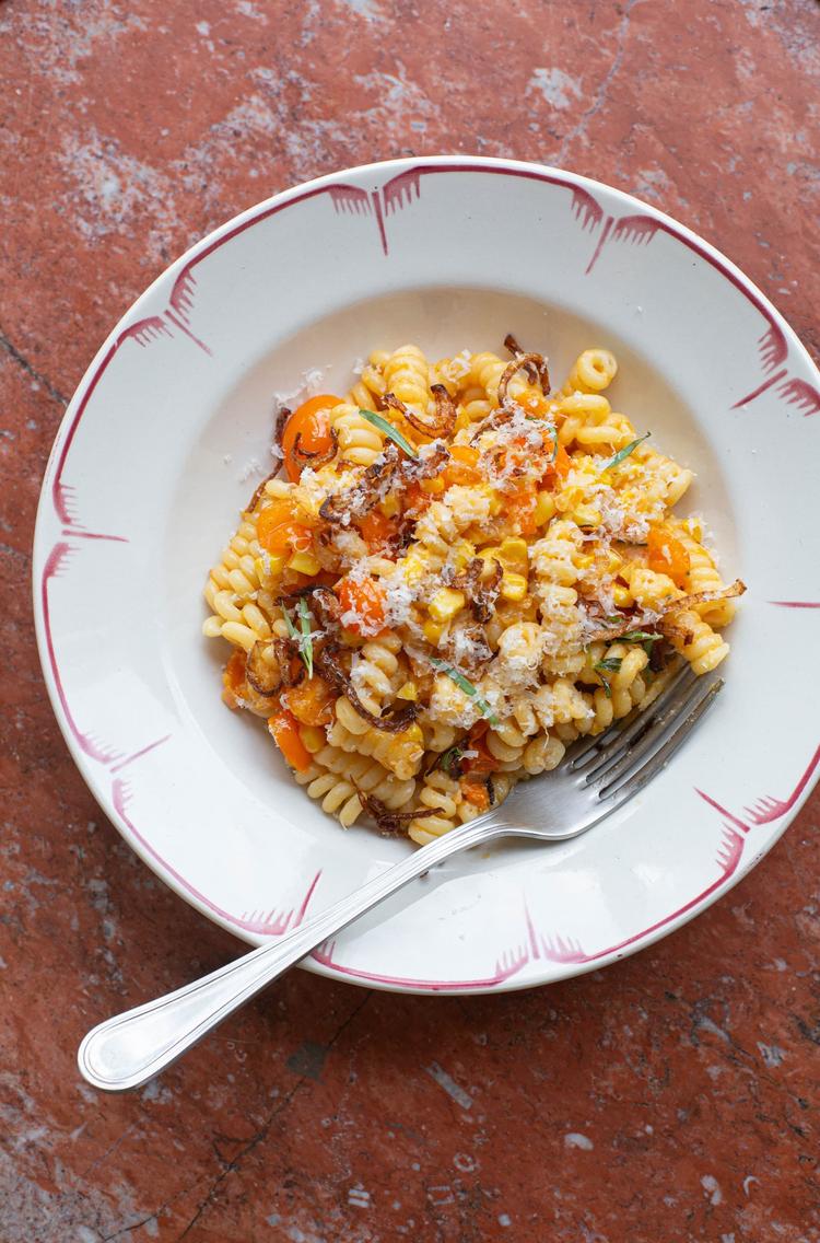 Spicy kremet pasta med mais, cherrytomat og sprø løk