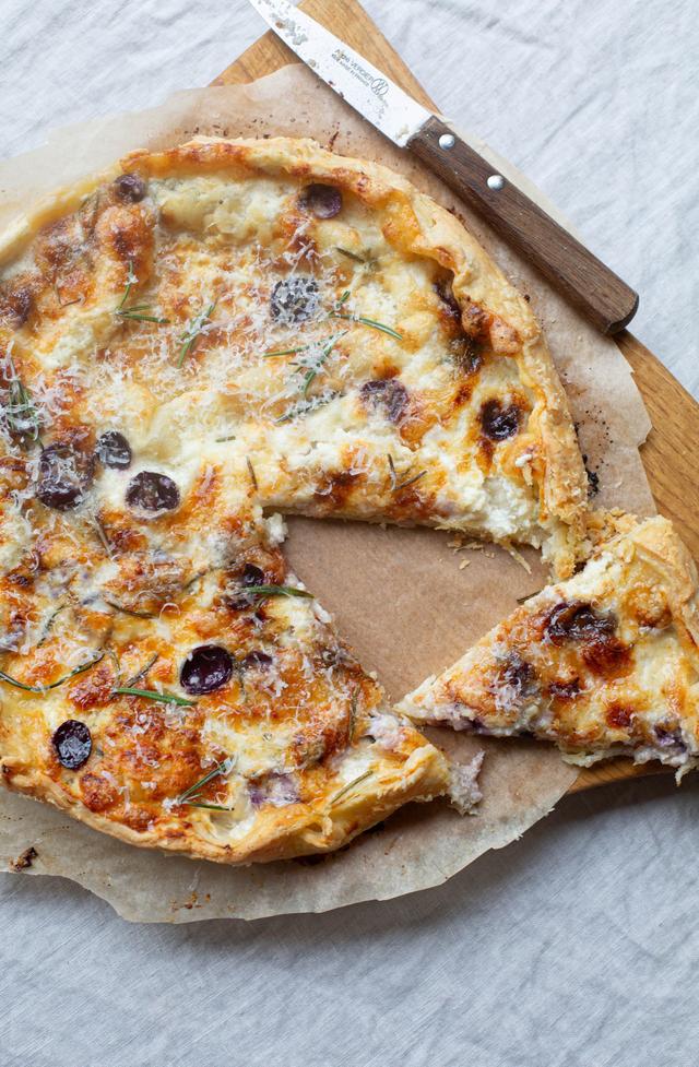 Ostegalette med druer og pinjekjerner