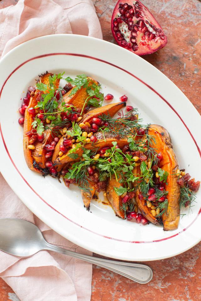 Bakt søtpotet med chorizo, pinjekjerner og granateple