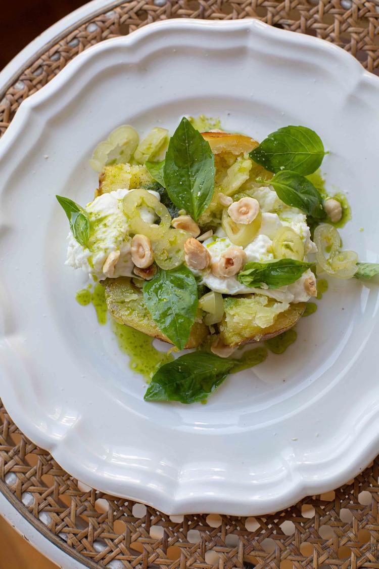 Bakt potet med purreolje, burrata, jalapeno og ristede hasselnøtter