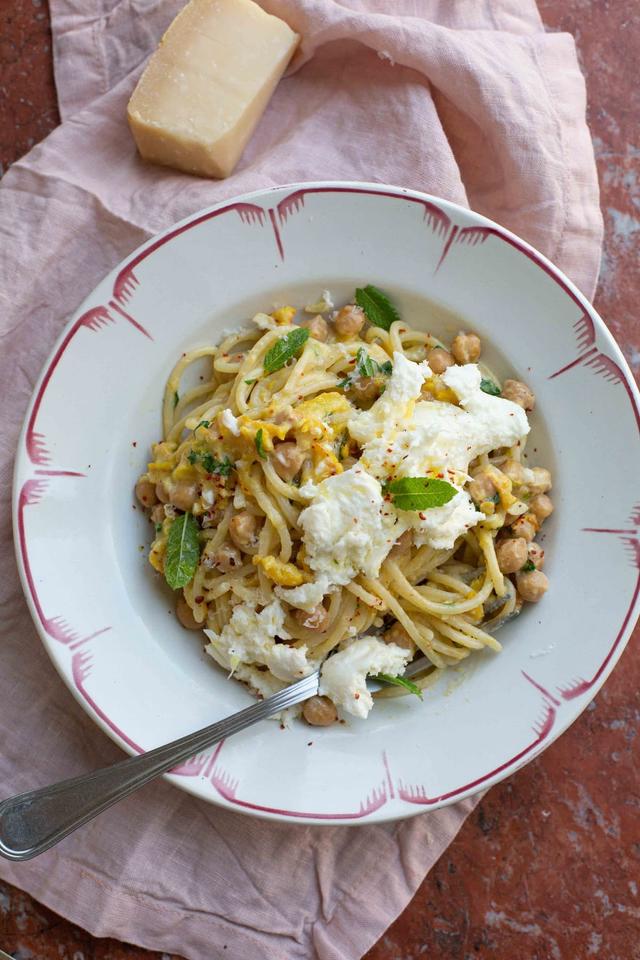 Spaghetti med squash, sitron, kikerter og mozzarella