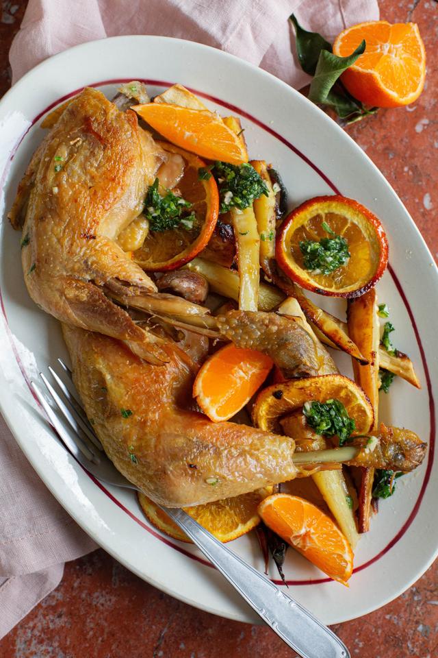 Confiterte kyllinglår med pastinakk, appelsin og estragongremolata