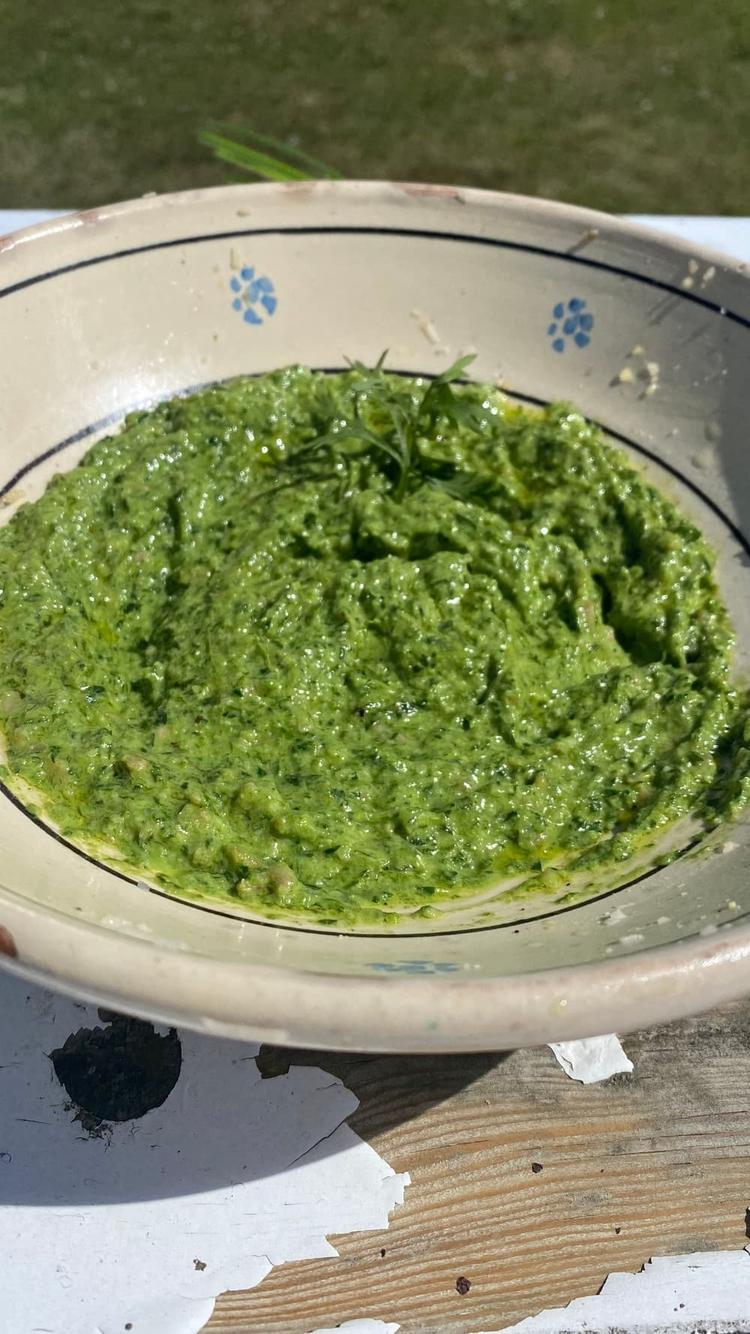 Pesto av gulrotblader