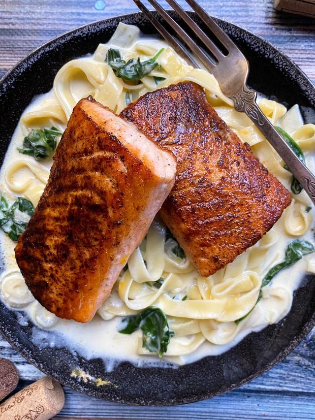 Sprøstekt laks med kremet pasta