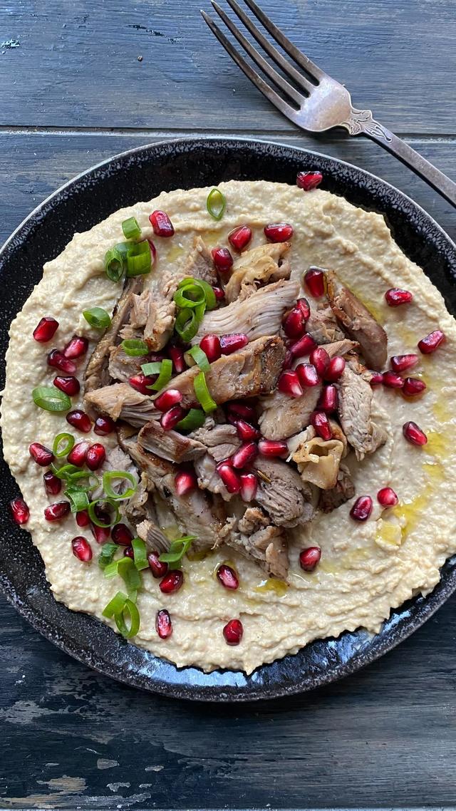 Hummus toppet med restelam