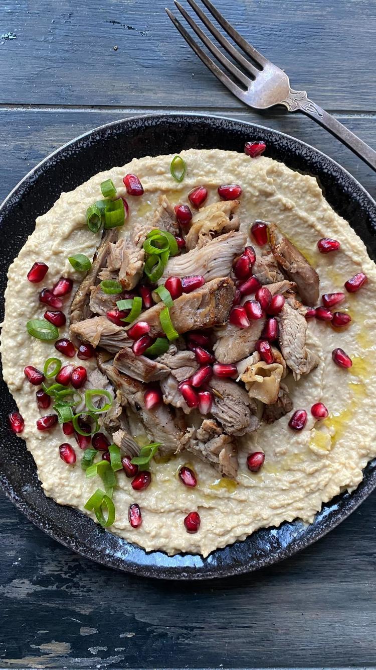 Hummus toppet med restelam