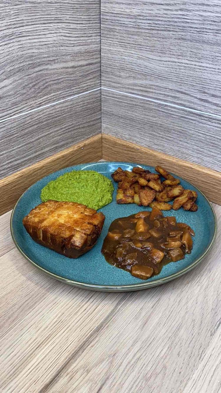 Vegansk ribbe med soppsaus, sprø potetbiter og ertepure