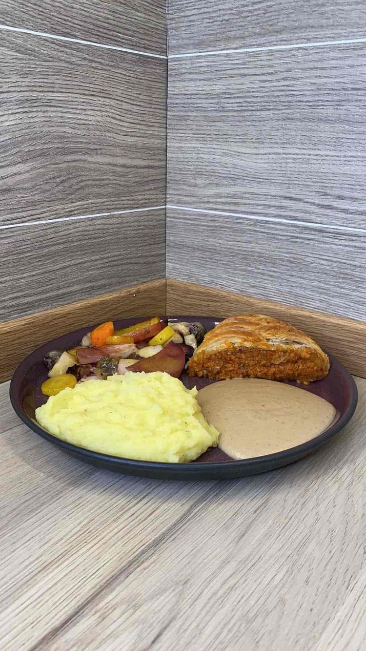 Vegansk julestek med brun saus, potetmos og ovnsbakte grønnsaker