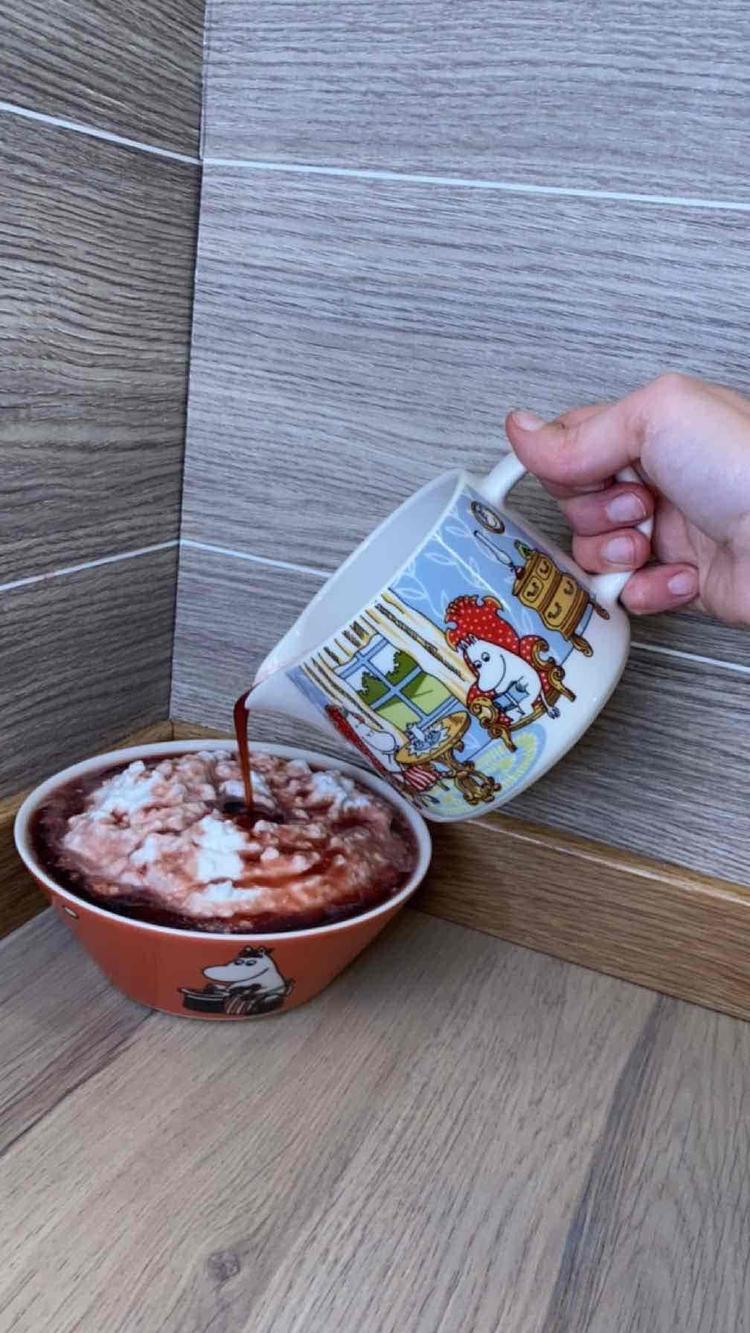 Vegansk riskrem med hjemmelaget rød saus