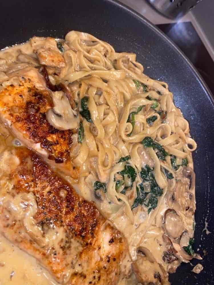 Kremet pasta med stekt laks, sopp og spinat 🐟