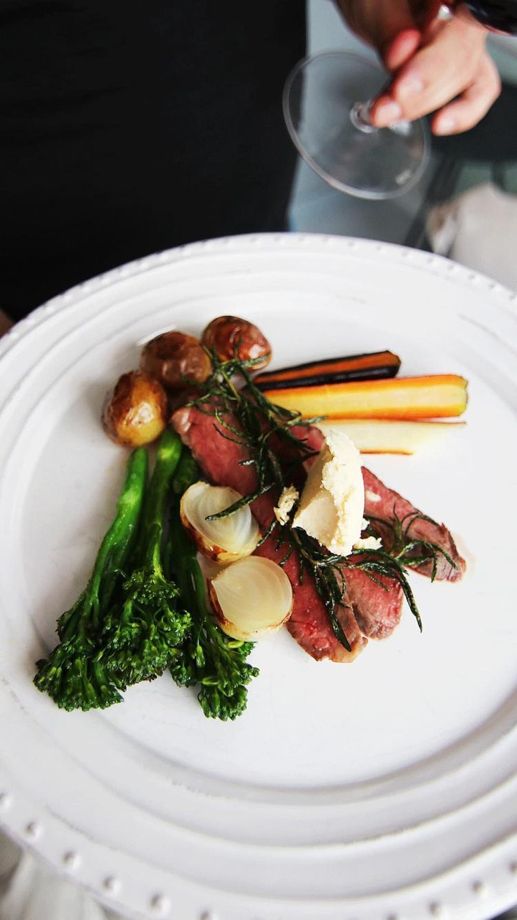 Biff med hvitløkssmør og høstgrønnsaker